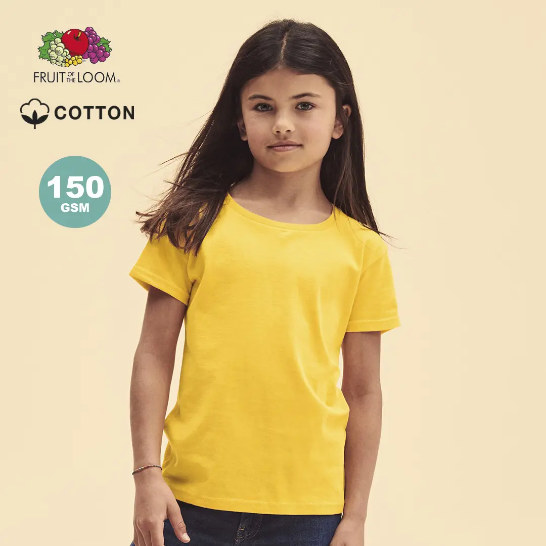 Niña con camiseta amarilla de algodón Fruit of the Loom (150 GSM) sobre fondo neutro.