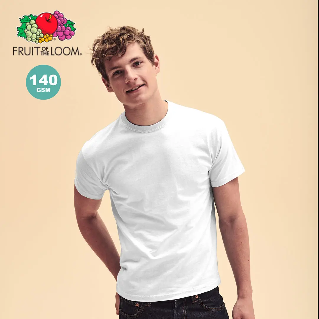 Joven sonriente con camiseta blanca Fruit of the Loom 140 GSM sobre fondo neutro