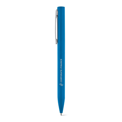 bolígrafo azul con clip metálico y logotipo Corporate Finance sobre fondo blanco