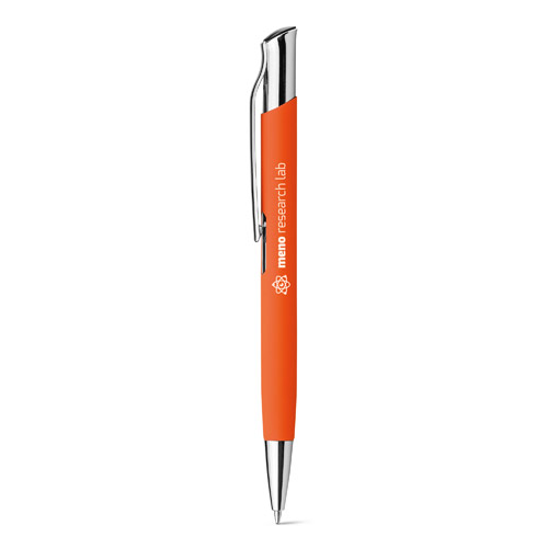 Bolígrafo naranja con clip metálico y logotipo de memo research lab.